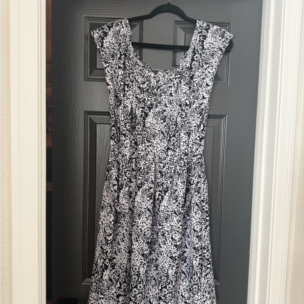 LC Lauren Conrad Black & White Floral Scoop Neck Midi Dress